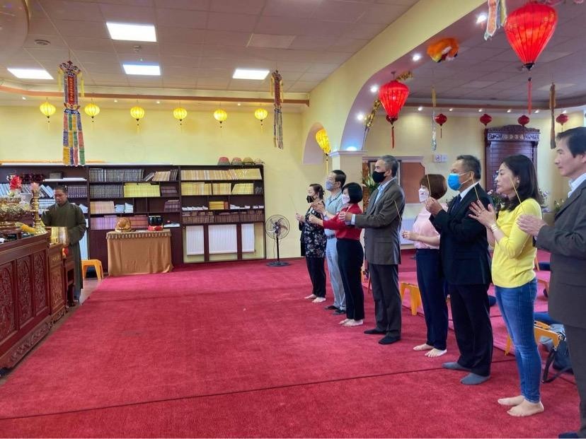 Bà đại sứ và phái đoàn thắp hương lễ Phật tại chánh điện chùa Tuệ Giác Bà đại sứ và phái đoàn thắp hương lễ Phật tại chánh điện chùa Tuệ Giác
