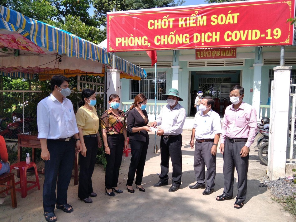 Đại diện các hộ dân đến trao quà tại các chốt kiểm soát dịch bệnh Covid-19 Đại diện các hộ dân đến trao quà tại các chốt kiểm soát dịch bệnh Covid-19