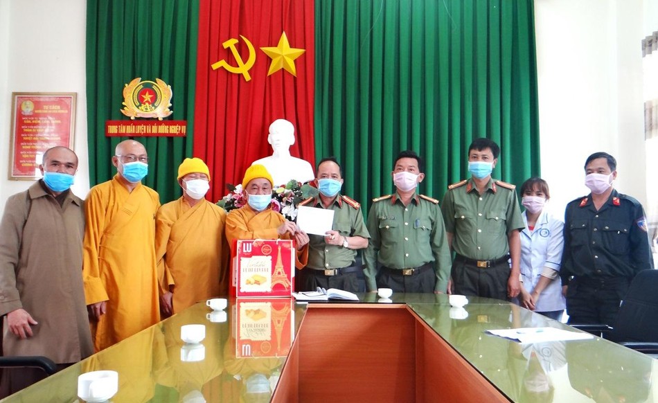 Trao quà tại Trung tâm Huấn luyện và Bồi dưỡng Nghiệp vụ Công an tỉnh