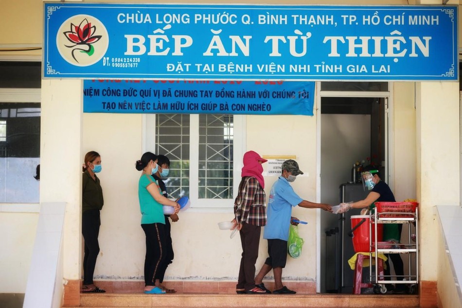 Bệnh nhân nghèo, khó khăn, đồng bào dân tộc thiểu số đang điều trị tại bệnh viện được hỗ trợ suất cơm miễn phí từ bếp cơm từ thiện chùa Long Phước - Ảnh: Lê Nam