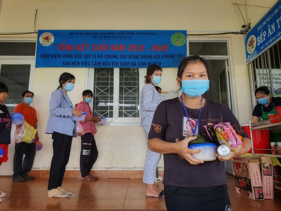 Bệnh nhân, người nhà bệnh nhân được hỗ trợ cơm miễn phí tại các bệnh viện - Ảnh: Lê Nam