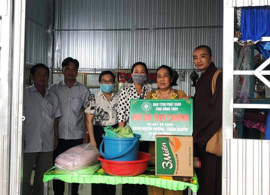 Dịp bàn giao nhà, Đại đức Thích Chơn Trí còn tặng gia đình món quà mừng nhà mới Dịp bàn giao nhà, Đại đức Thích Chơn Trí còn tặng gia đình món quà mừng nhà mới