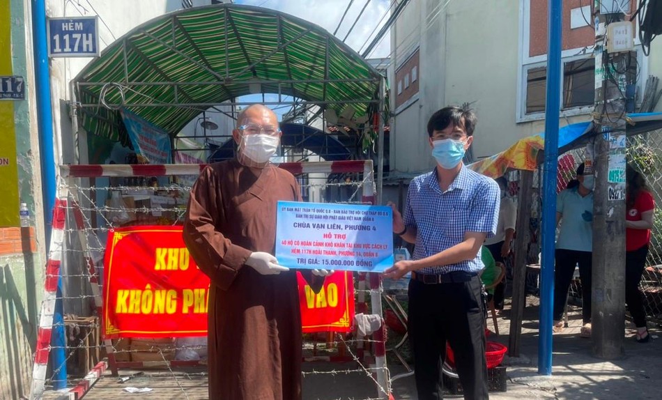 Thượng tọa Thích Lệ Quang trao quà đến những hộ khó khăn đang cách ly phòng Covid-19