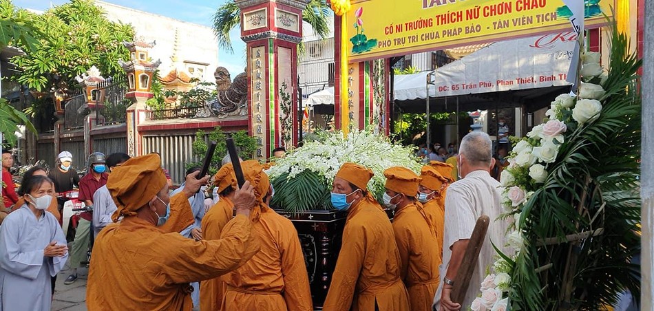 Cung thỉnh kim quan Ni trưởng Chơn Châu đến nơi trà-tỳ Cung thỉnh kim quan Ni trưởng Chơn Châu đến nơi trà-tỳ