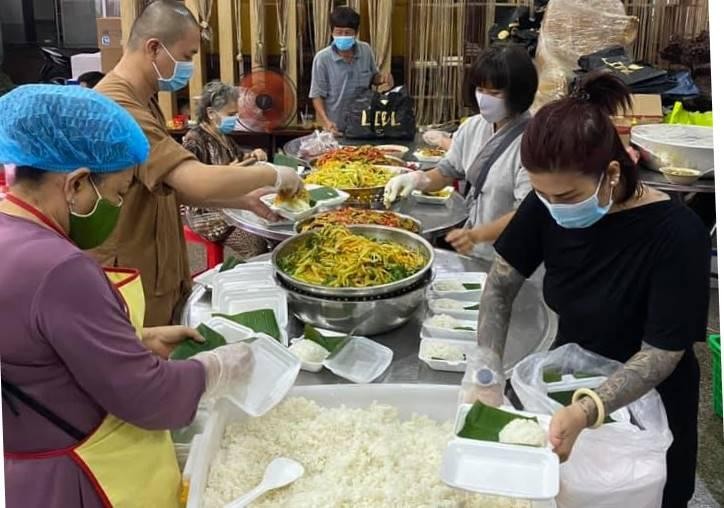 Suất cơm chay được chăm chút thay đổi món hàng ngày - Ảnh: T.N Suất cơm chay được chăm chút thay đổi món hàng ngày - Ảnh: T.N