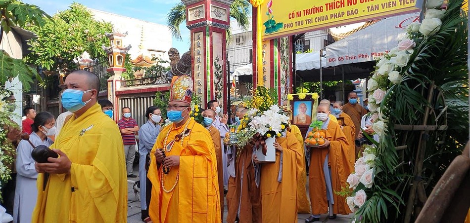 Môn đồ pháp quyến cung thỉnh y bát, di ảnh cố Ni trưởng rời Giác linh đường Môn đồ pháp quyến cung thỉnh y bát, di ảnh cố Ni trưởng rời Giác linh đường
