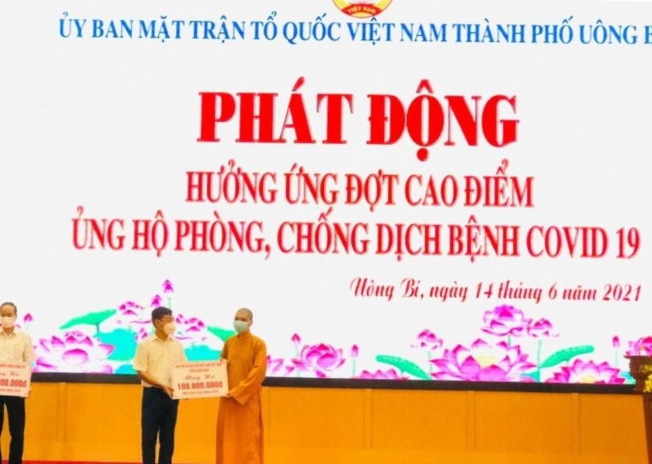 Đại đức Thích Khai Từ trao tiền ủng hộ đến UBMTTQVN TP.Uông Bí