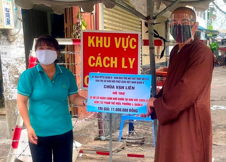 Thượng tọa Thích Lệ Quang, trụ trì chùa Vạn Liên chia sẻ với 30 gia đình tại khu cách ly Hẻm 732 Phạm Thế Hiển, phường 4 Thượng tọa Thích Lệ Quang, trụ trì chùa Vạn Liên chia sẻ với 30 gia đình tại khu cách ly Hẻm 732 Phạm Thế Hiển, phường 4