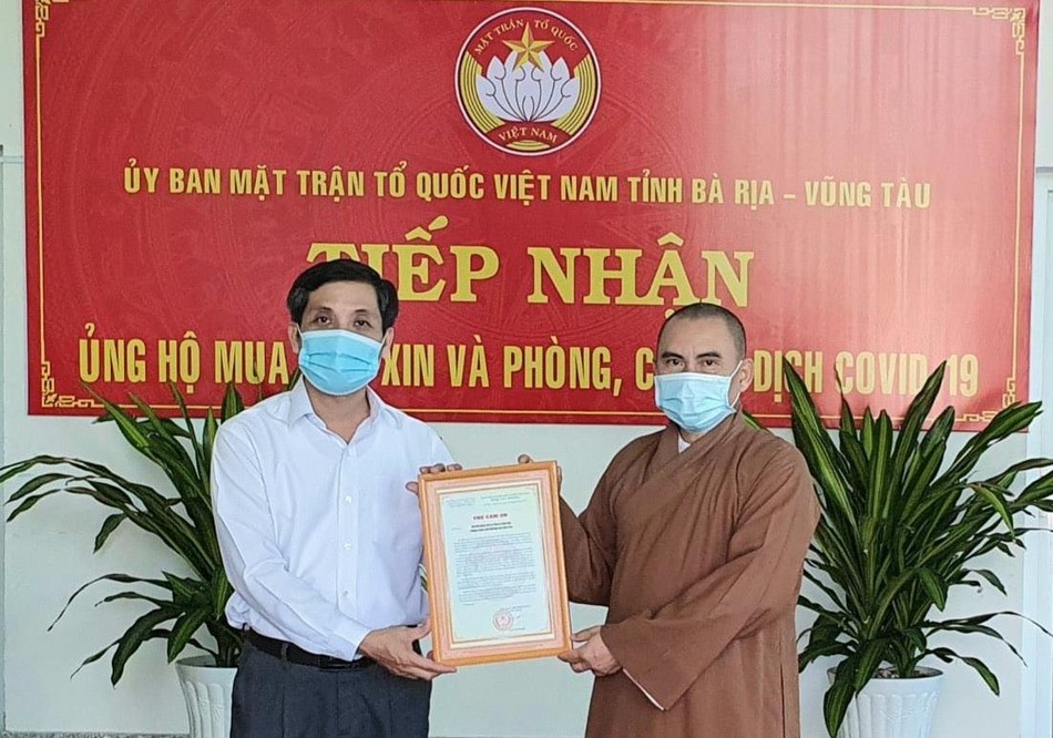 Ông Nguyễn Kế Toại trao thư cảm ơn đến Đại đức Thích Nhuận Nghĩa Ông Nguyễn Kế Toại trao thư cảm ơn đến Đại đức Thích Nhuận Nghĩa