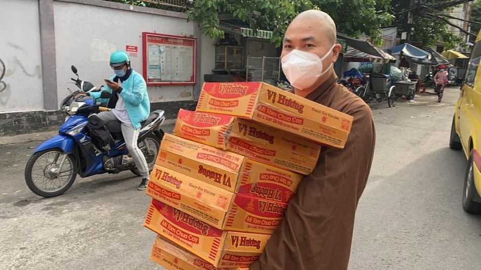 Đại đức Thích Minh Phú chuyển hàng cứu trợ đến khu vực phong tỏa quận 4