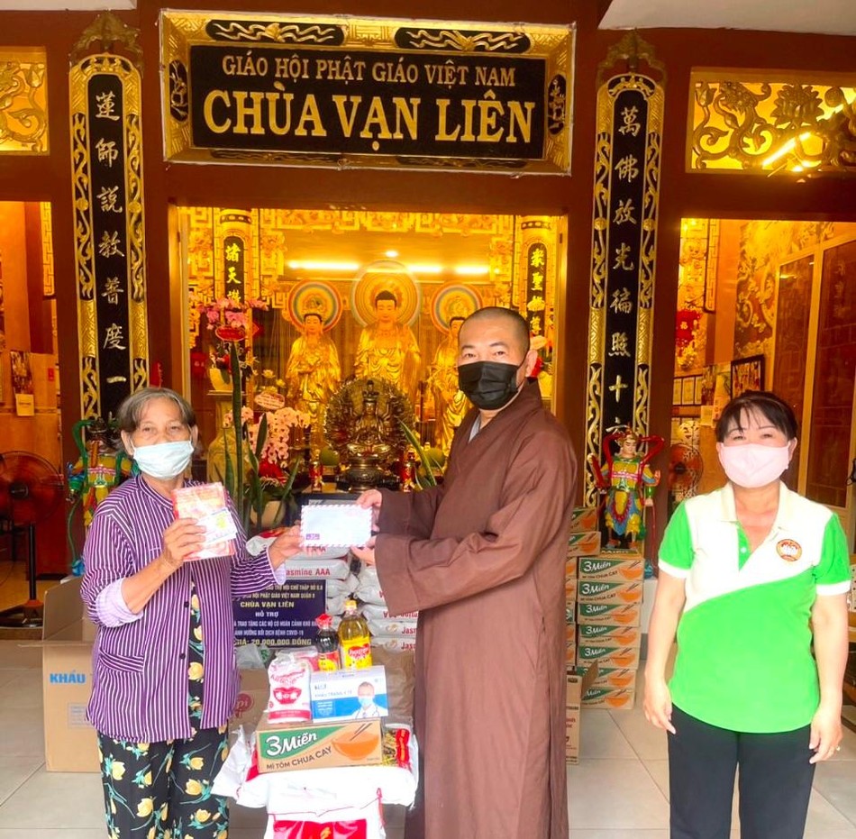 Thượng tọa Thích Lệ Quang trao quà đến người nghèo Thượng tọa Thích Lệ Quang trao quà đến người nghèo