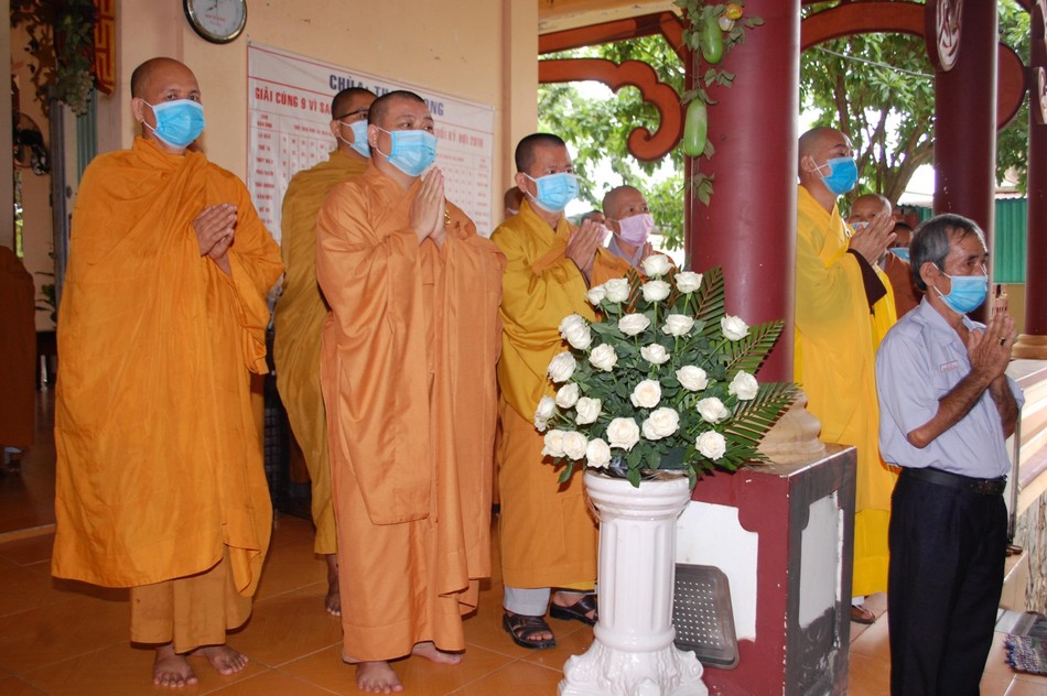 Chư Tăng hộ niệm lễ nhập kim quan Chư Tăng hộ niệm lễ nhập kim quan
