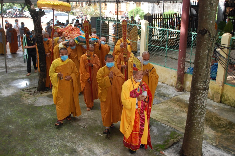 Cung thỉnh nhục thân Trưởng lão Hòa thượng từ thiền thất đến Giác linh đường nhập kim quan Cung thỉnh nhục thân Trưởng lão Hòa thượng từ thiền thất đến Giác linh đường nhập kim quan