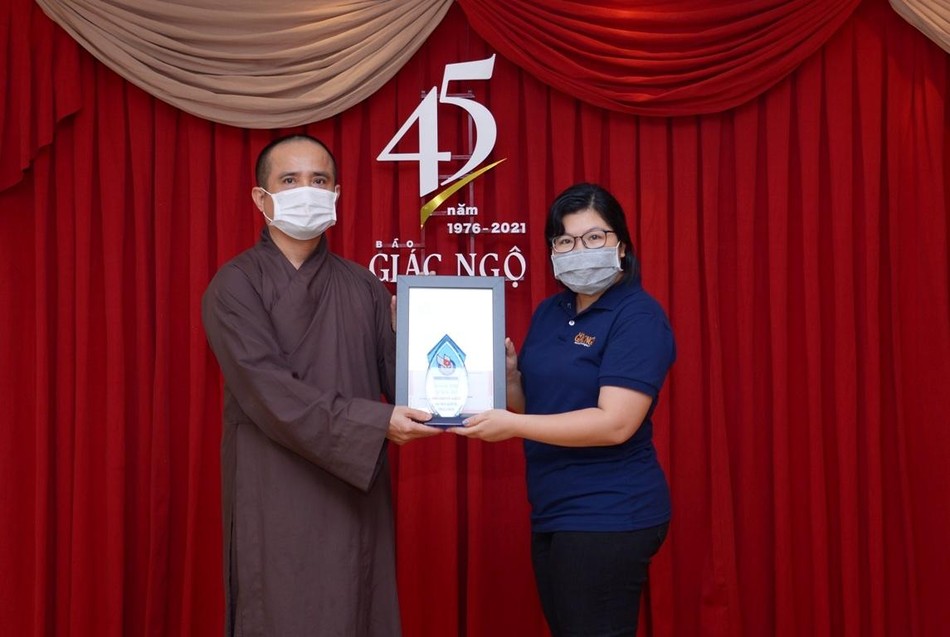 Thượng tọa Thích Tâm Hải trao giải khuyến khích phóng sự đến Nhà báo Ngọc Trân - Ảnh: Bảo Toàn