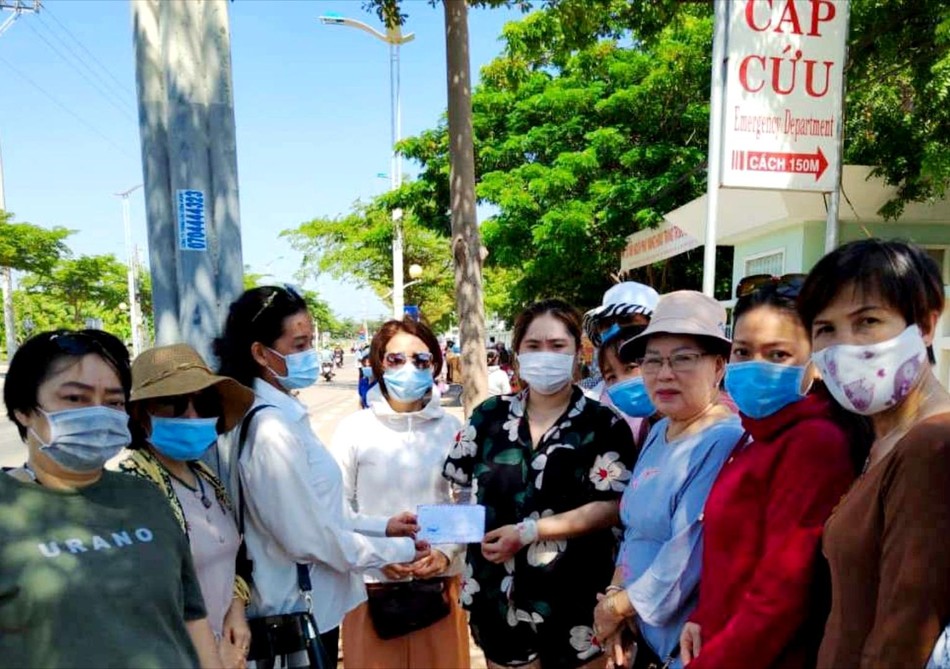 Trao tiền hỗ trợ em Kim Tiền bị đứt cánh tay phải do tai nạn giao thông Trao tiền hỗ trợ em Kim Tiền bị đứt cánh tay phải do tai nạn giao thông