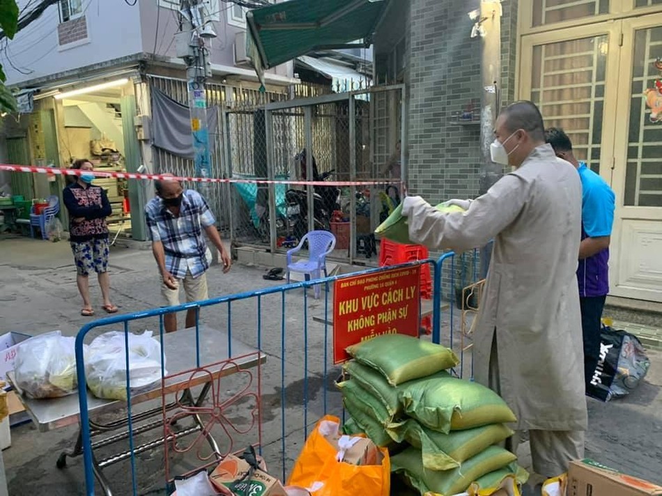 Đại đức Thích Minh Phú tặng quà trong khu cách ly phòng Covid-19 - Ảnh: T.N Đại đức Thích Minh Phú tặng quà trong khu cách ly phòng Covid-19 - Ảnh: T.N