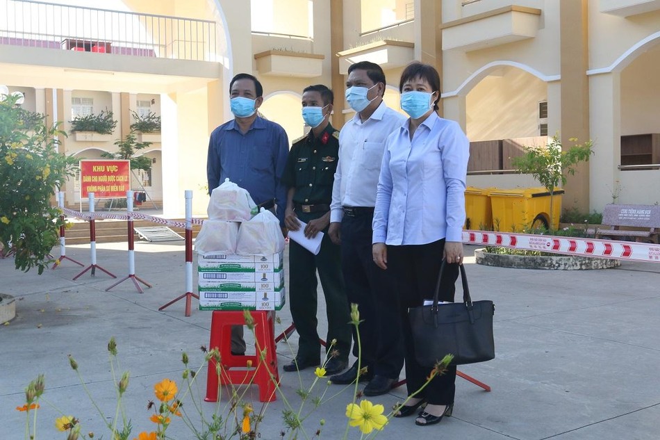 Trao quà tại Trường Tiểu học Đạo Thạnh, TP.Mỹ Tho