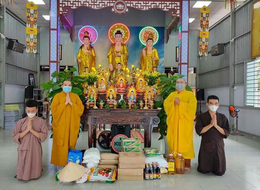 Cúng dường trường hạ vẫn tuân thủ các biện pháp phòng Covid-19