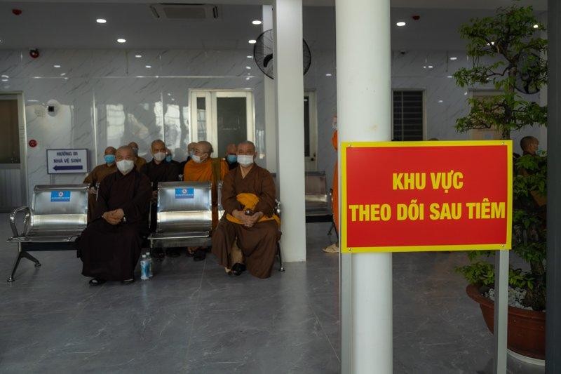 Chư tôn đức chờ theo dõi sau khi tiêm vắc-xin - Ảnh: M.Thuận Chư tôn đức chờ theo dõi sau khi tiêm vắc-xin - Ảnh: M.Thuận