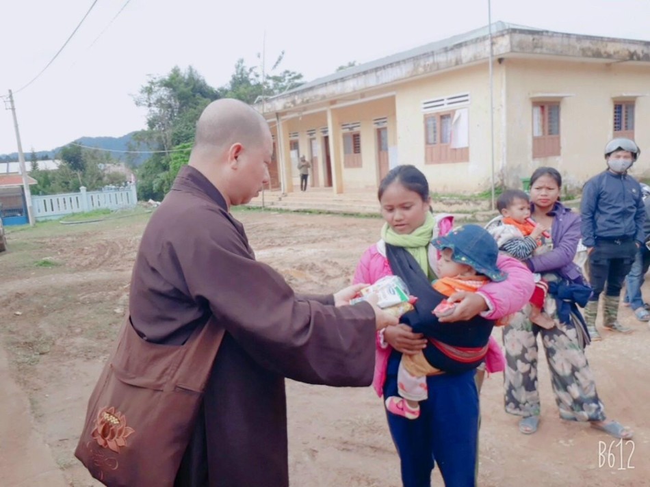 Chương trình "Hạt gạo tình thương" còn chia sẻ với người nghèo miền cao - Ảnh: P.N Chương trình "Hạt gạo tình thương" còn chia sẻ với người nghèo miền cao - Ảnh: P.N