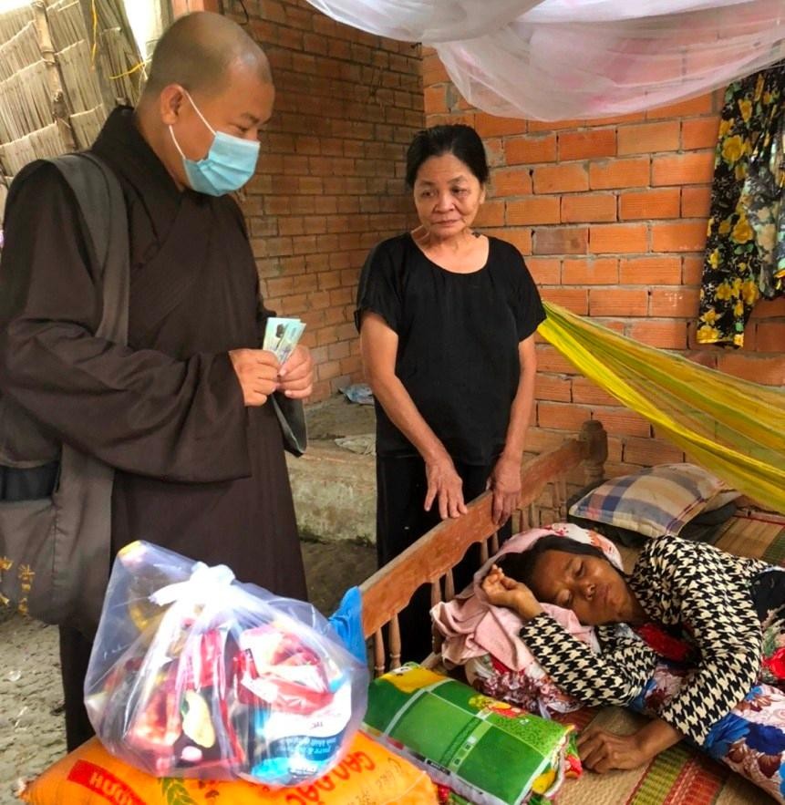 Đại đức Thích Mật Tịnh chia sẻ với những mảnh đời bất hạnh - Ảnh: P.Nguyên Đại đức Thích Mật Tịnh chia sẻ với những mảnh đời bất hạnh - Ảnh: P.Nguyên