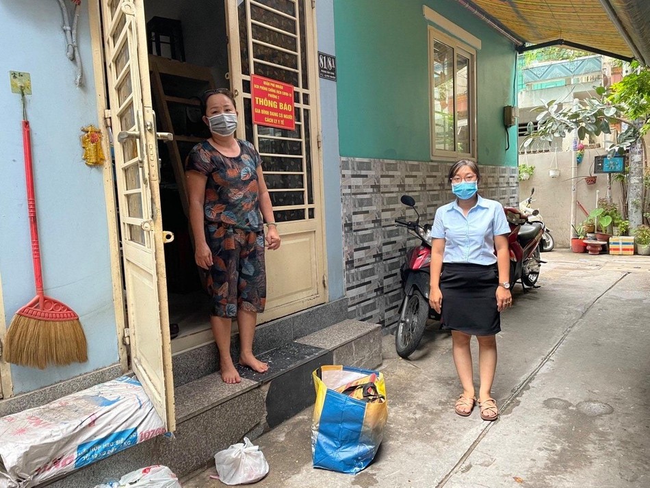 Cán bộ phường 2 đại diện Quan Âm tu viện tặng quà đến từng gia đình - Ảnh: QATV