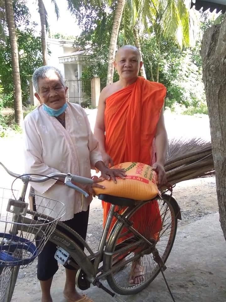 Đại đức Thạch Sa Vane đã mua gạo hỗ trợ cho 12 cụ già tại địa phương Đại đức Thạch Sa Vane đã mua gạo hỗ trợ cho 12 cụ già tại địa phương