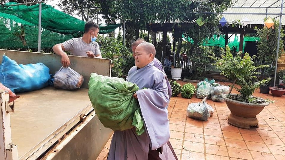 Hết lòng vì bà con vùng dịch Hết lòng vì bà con vùng dịch
