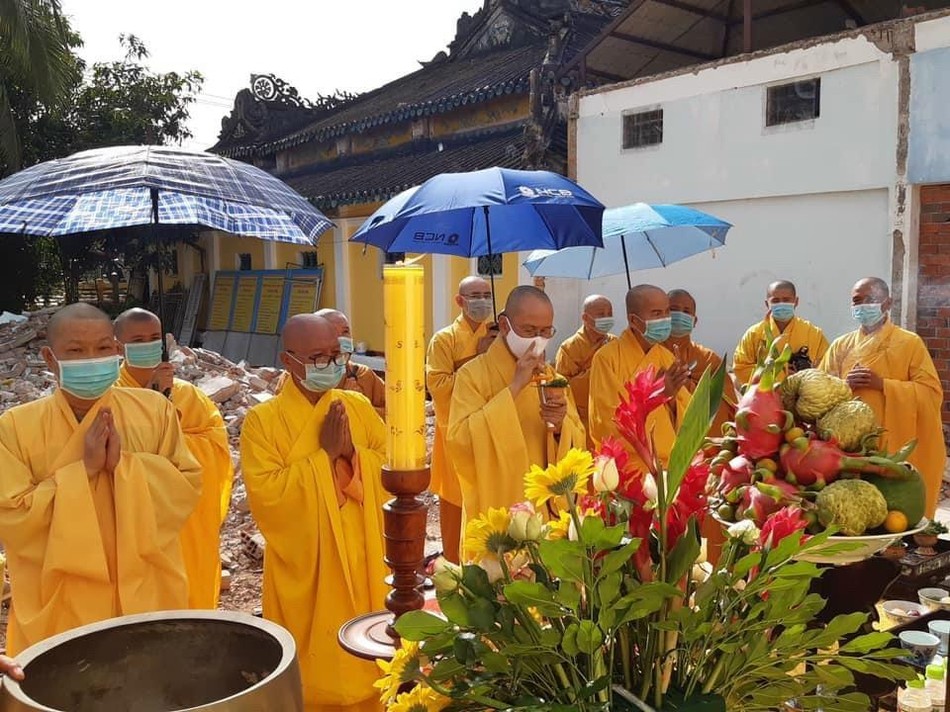 Chư tôn đức niêm hương, bạch Phật cầu nguyện cho công trình xây dựng Tây lang