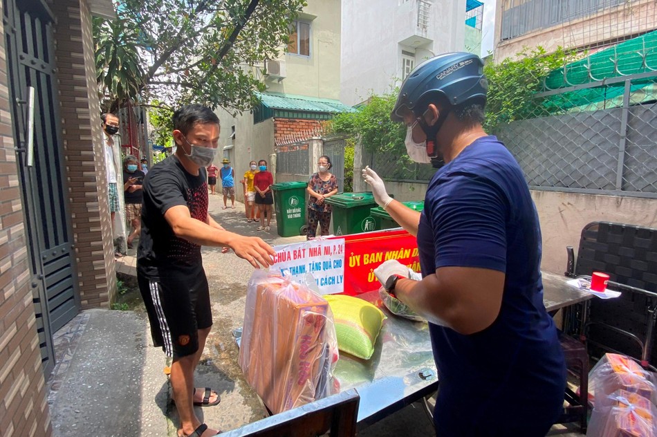 Chùa Bát Nhã trao quà hỗ trợ đến người dân khu cách ly