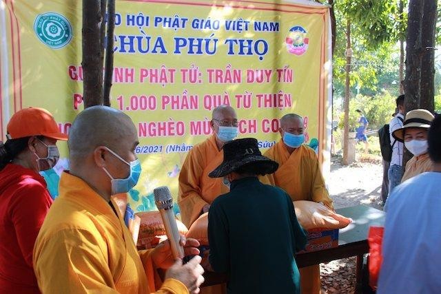 Chùa Phú Thọ chia sẻ khó khăn với người dân địa phương Chùa Phú Thọ chia sẻ khó khăn với người dân địa phương
