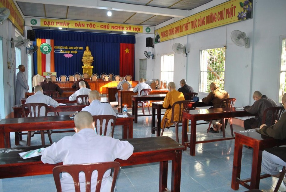 Tăng Ni sinh khóa VIII thi tốt nghiệp