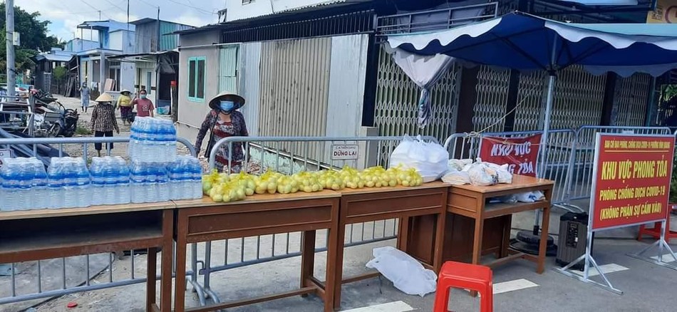 Trao quà đến những gia đình khu vực cách ly phòng Covid-19 Trao quà đến những gia đình khu vực cách ly phòng Covid-19