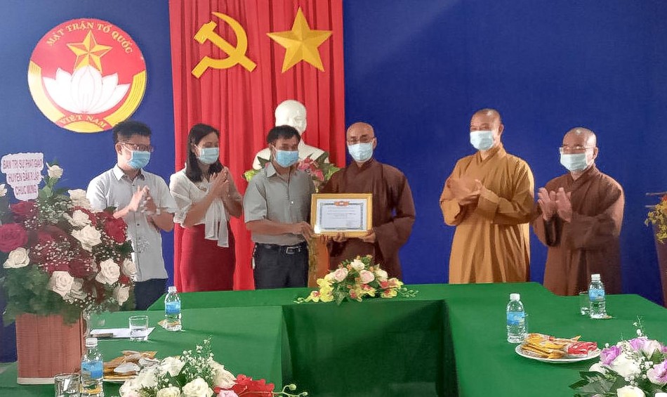 Đại diện Ủy ban MTTQVN huyện Đắk R'Lấp trao ghi nhận sự đóng góp của Ban Trị sự huyện Đại diện Ủy ban MTTQVN huyện Đắk R'Lấp trao ghi nhận sự đóng góp của Ban Trị sự huyện