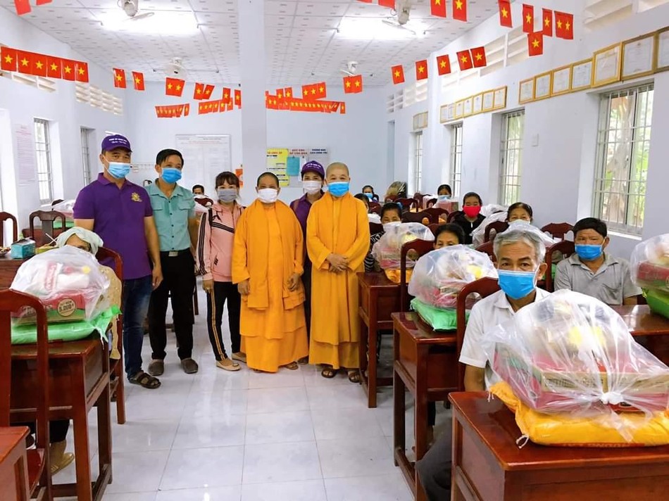 Tịnh xá Ngọc Cầu trao quà đến 24 gia đình khó khăn tại xã Ninh Thới Tịnh xá Ngọc Cầu trao quà đến 24 gia đình khó khăn tại xã Ninh Thới