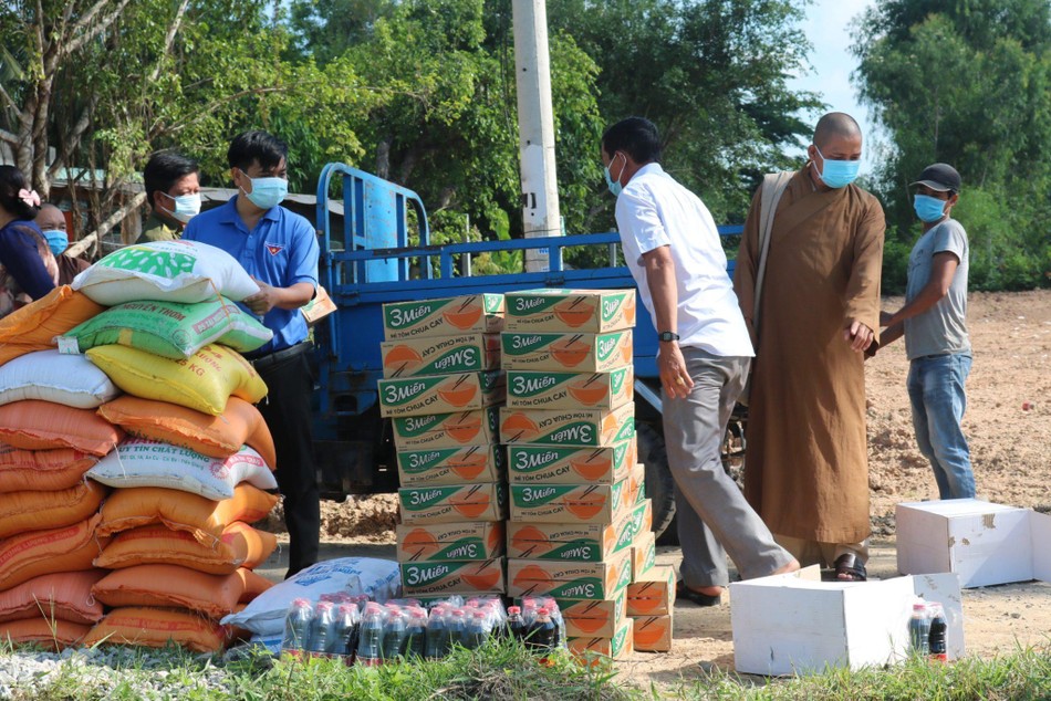 Ban Tổ chức tập trung quà tại ấp bị phong tỏa phòng Covid-19 Ban Tổ chức tập trung quà tại ấp bị phong tỏa phòng Covid-19