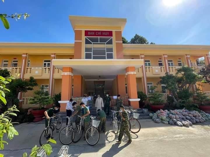 Tặng xe đạp, nhu yếu phẩm cho chốt biên phòng Tặng xe đạp, nhu yếu phẩm cho chốt biên phòng