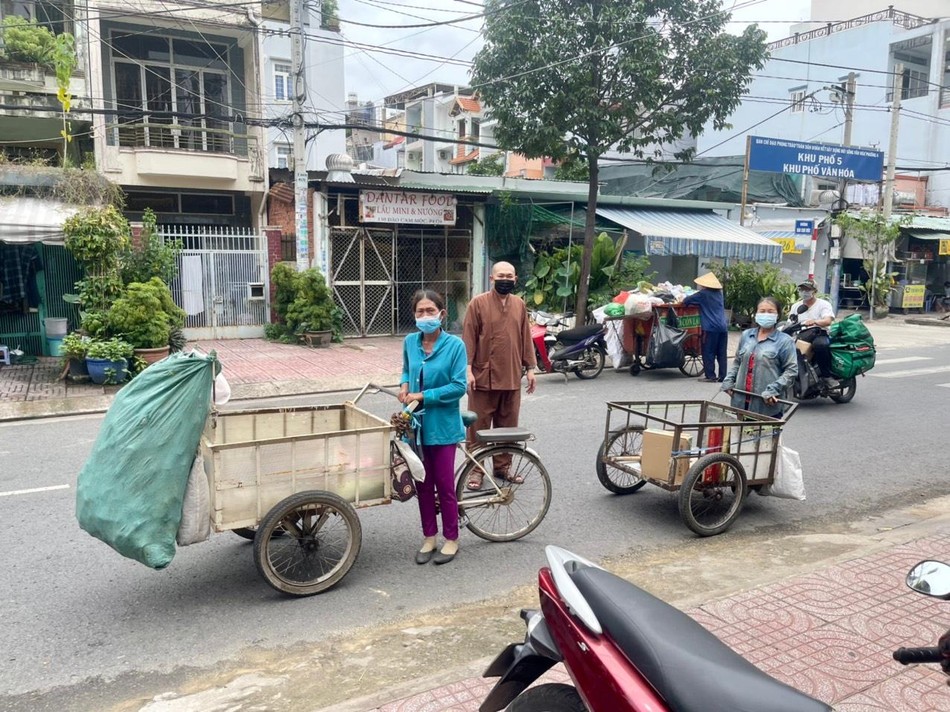 Chùa Vạn Liên chia sẻ với nhiều lao động phổ thông bị ảnh hưởng bởi dịch bệnh Covid-19 Chùa Vạn Liên chia sẻ với nhiều lao động phổ thông bị ảnh hưởng bởi dịch bệnh Covid-19