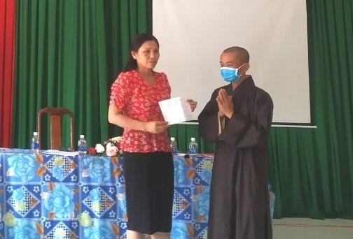 Đại đức Thích Nhuận Lợi trao ủng hộ quỹ vắc-xin Đại đức Thích Nhuận Lợi trao ủng hộ quỹ vắc-xin