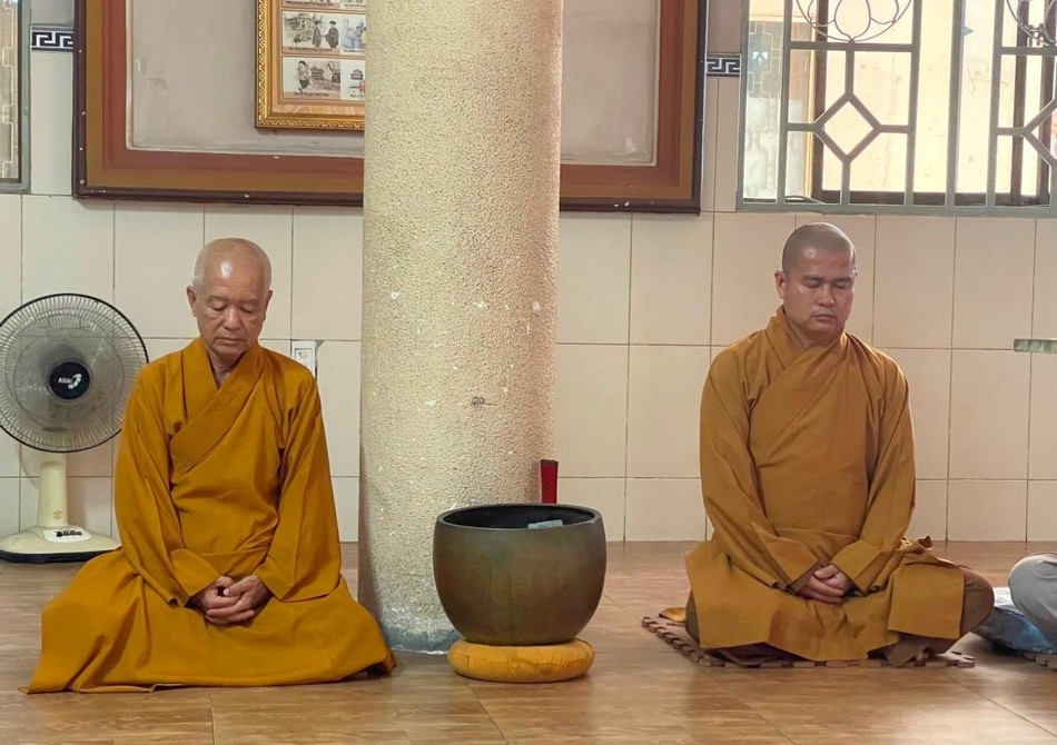 Chư Tăng thực hành thiền tại chùa Thiên Trì Chư Tăng thực hành thiền tại chùa Thiên Trì
