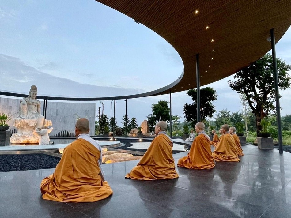 Hình ảnh từ vườn thiền Bát Nhã trong khuôn viên thiền viện được livestream trực tuyến -Ảnh: QÂTV Hình ảnh từ vườn thiền Bát Nhã trong khuôn viên thiền viện được livestream trực tuyến -Ảnh: QÂTV