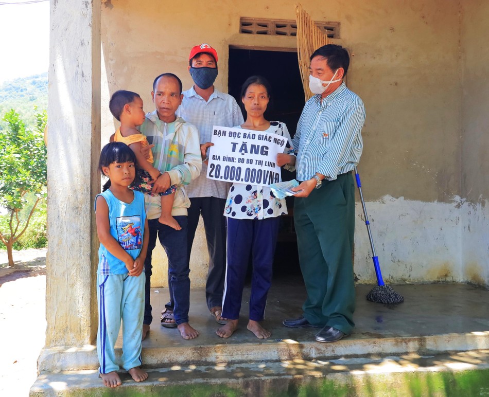 Bạn đọc trao ủng hộ 20 triệu đồng đến chị Bo Bo Thị Linh Bạn đọc trao ủng hộ 20 triệu đồng đến chị Bo Bo Thị Linh