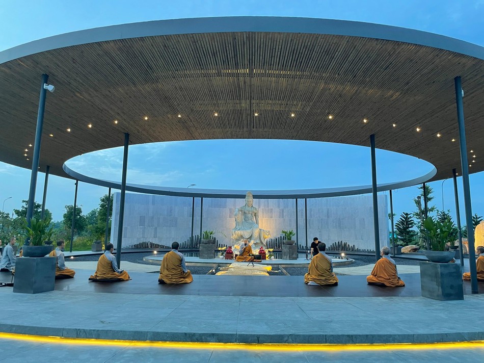 Chư Ni tọa thiền được truyền trực tuyến để Phật tử nương theo thực tập - Ảnh: QÂTV Chư Ni tọa thiền được truyền trực tuyến để Phật tử nương theo thực tập - Ảnh: QÂTV