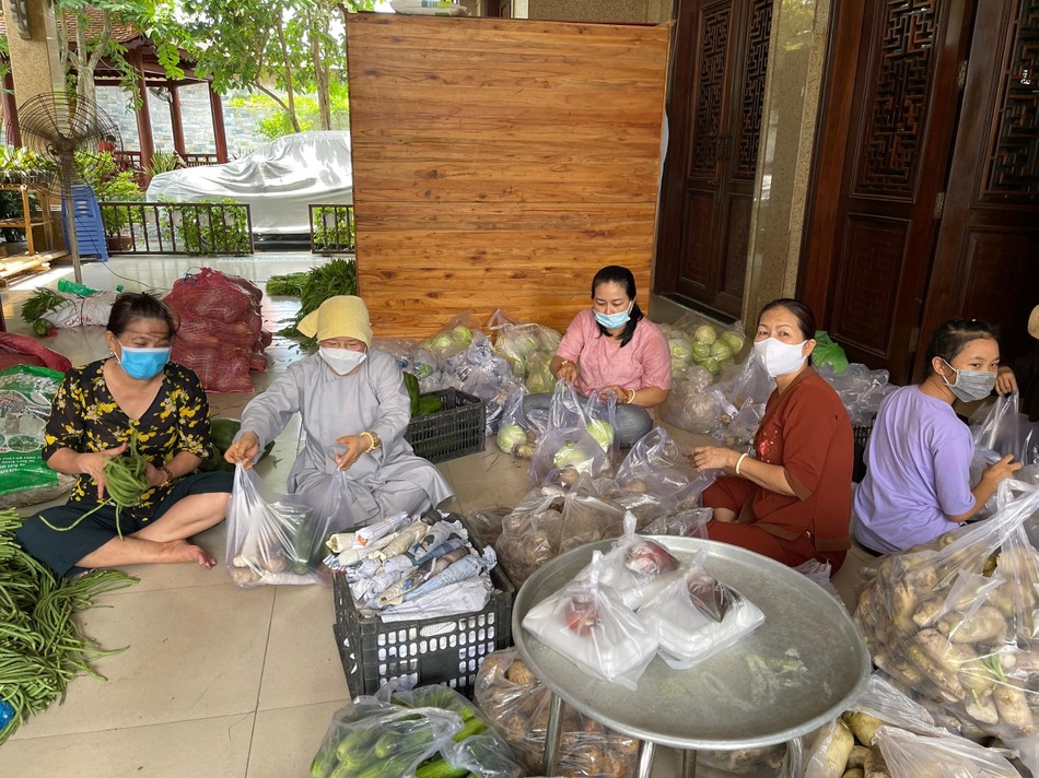 Chuẩn bị quà tặng đến khu cách ly, phong tỏa - Ảnh: CTV