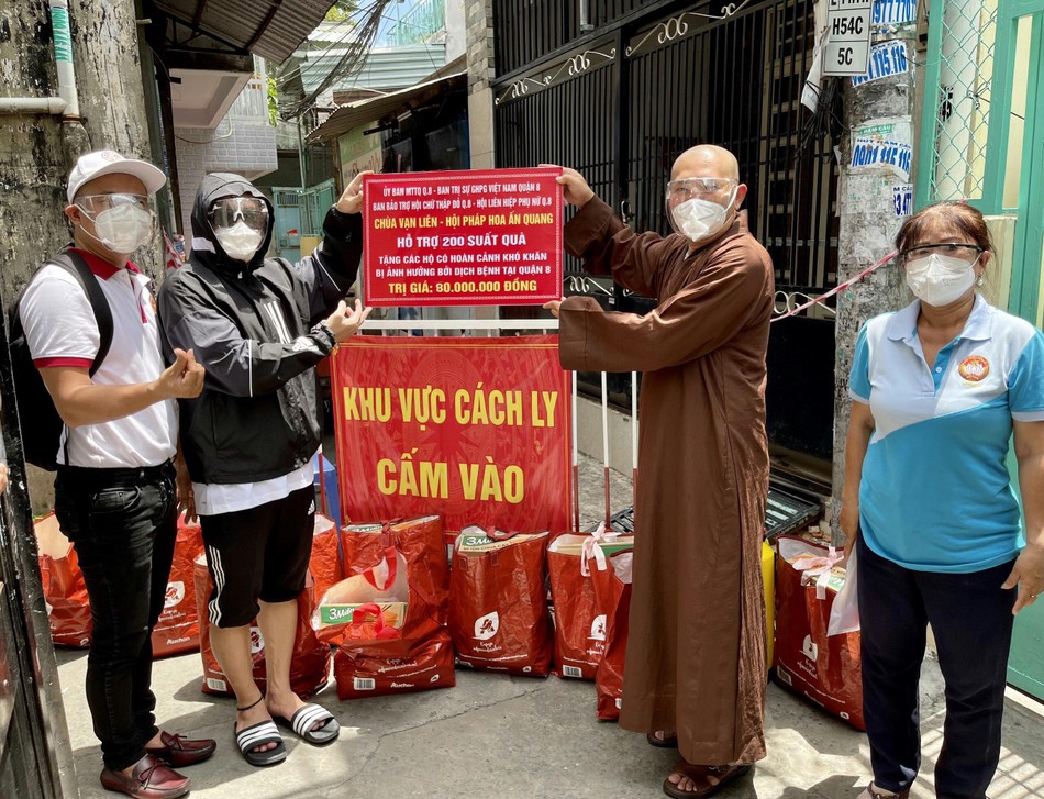 Trao quà tại khu vực cách ly trên địa bàn quận 8 Trao quà tại khu vực cách ly trên địa bàn quận 8