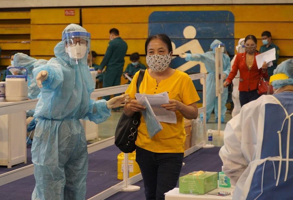 Hướng dẫn người dân đến tiêm vắc-xin Hướng dẫn người dân đến tiêm vắc-xin