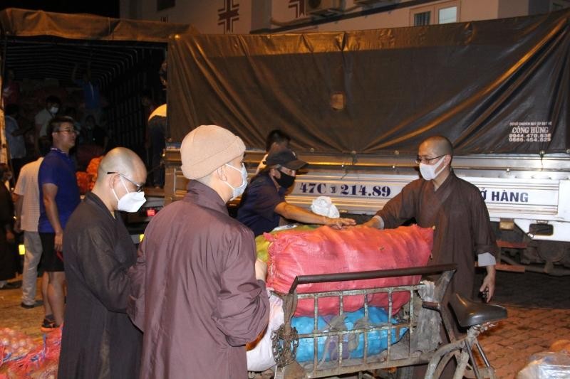 Trong ngày đầu kêu gọi đã thu được 12 tấn rau củ quả ủng hộ người dân TP.HCM Trong ngày đầu kêu gọi đã thu được 12 tấn rau củ quả ủng hộ người dân TP.HCM