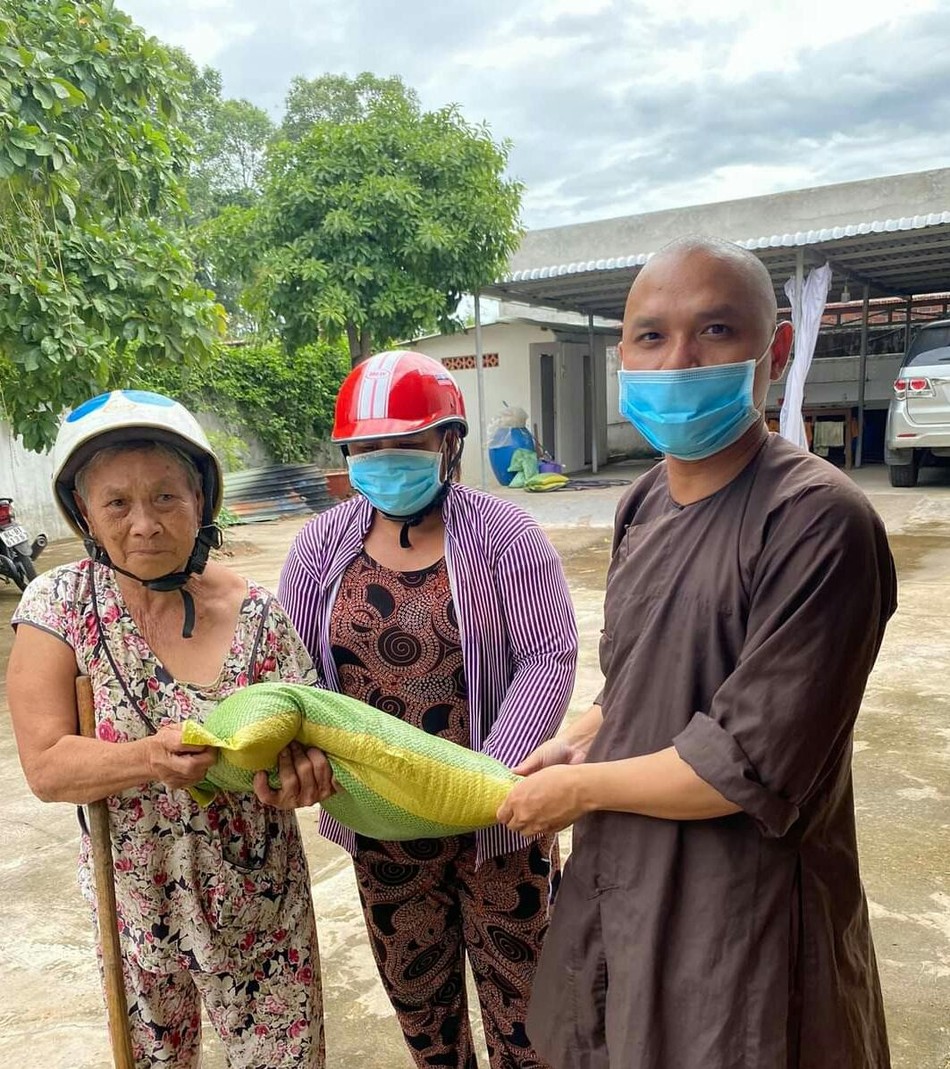 Đại đức Thích Tâm Lạc tặng gạo đến người bán vé số Đại đức Thích Tâm Lạc tặng gạo đến người bán vé số