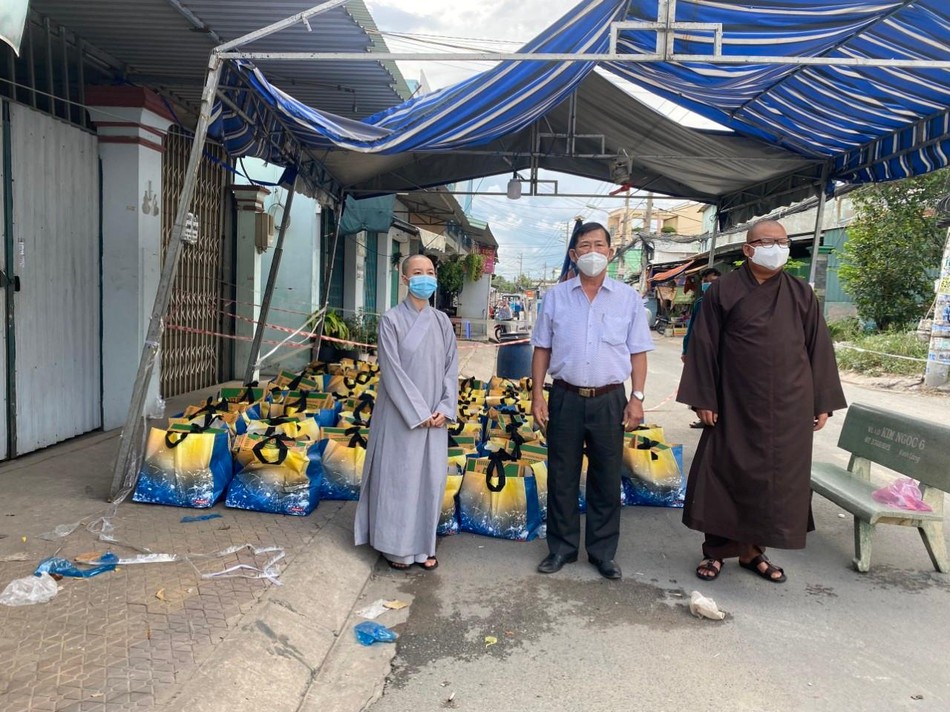 Chia sẻ với người dân trong khu vực cách ly