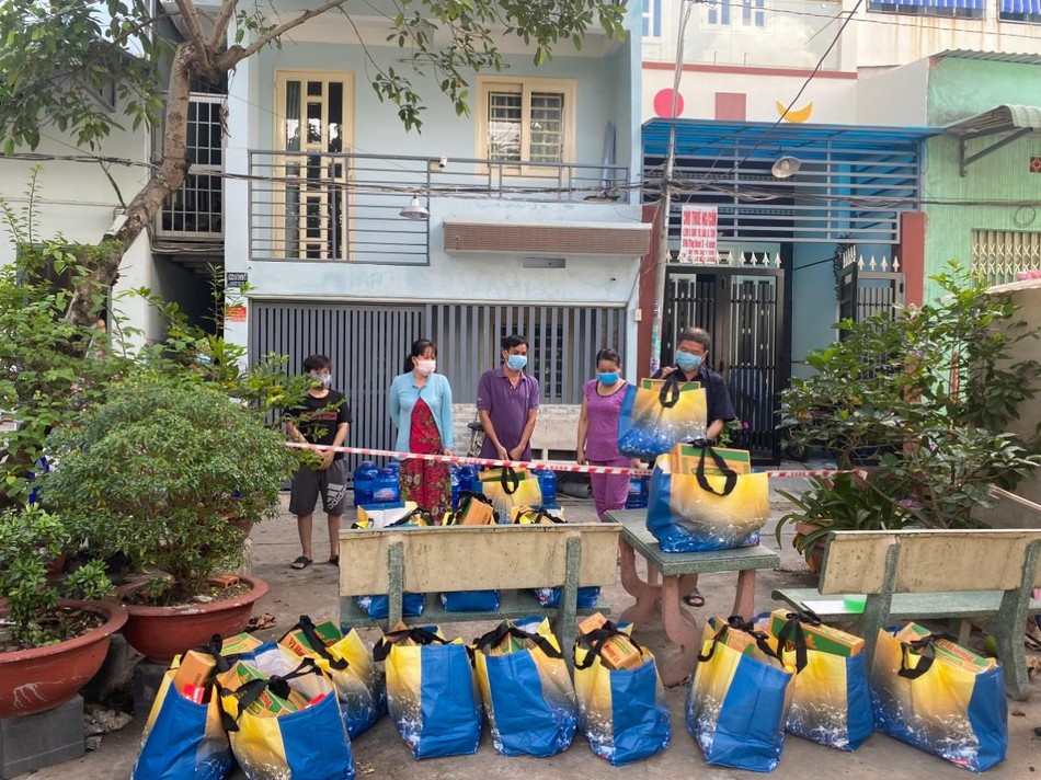 Quà được trao đến gia đình khó khăn trong khu cách ly vì Covid-19